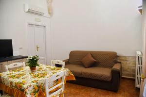 una sala de estar con un sofá y una mesa en La casa di Nonno Peppe, en Martina Franca