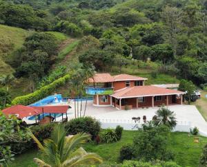 eine Luftansicht eines Hauses mit Pool in der Unterkunft Casa de campo cerca a Medellín in Titiribí