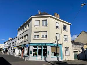 un edificio blanco alto en la esquina de una calle en Studio 303 - Hyper Centre - Intégralement rénové - Toutes commodités à pied, en Saint-Nazaire