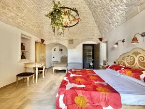 1 dormitorio con 1 cama grande y 1 mesa en Savito Guest House, en Martina Franca