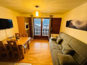 TV a/nebo společenská místnost v ubytování Appartement-Châtel / Apartment-Châtel-resort
