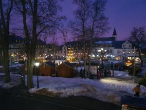 Una ciudad iluminada en la nieve por la noche en Kleiner Saal, en Kurort Oberwiesenthal