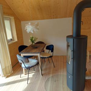 ein Esszimmer mit Herd und Tisch in der Unterkunft Cozystadl in Vilgertshofen + 2 Fotos