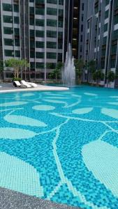 einen Pool mit Brunnen in einer Stadt in der Unterkunft New KL Bangsar South Hotel-styled Cozy Studio in Kuala Lumpur