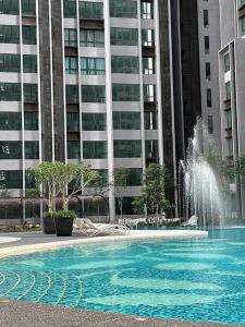 einen Brunnen vor einem hohen Gebäude in der Unterkunft New KL Bangsar South Hotel-styled Cozy Studio in Kuala Lumpur
