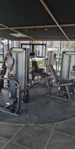 einen Fitnessraum mit mehreren Laufbändern und anderen Geräten in der Unterkunft New KL Bangsar South Hotel-styled Cozy Studio in Kuala Lumpur