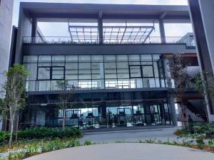 ein Bürogebäude mit vielen Fenstern in der Unterkunft New KL Bangsar South Hotel-styled Cozy Studio in Kuala Lumpur