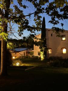 dom ze światłami w ogrodzie w nocy w obiekcie Casale La Gora - B&B di charme w mieście Figline Valdarno