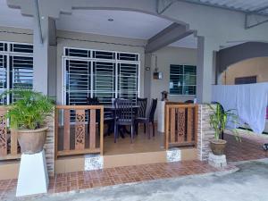 Un balcon sau o terasă la Tunas Homestay & Chalet