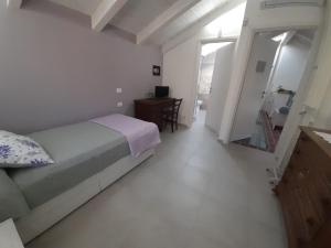 een slaapkamer met een bed, een bureau en een spiegel bij CASA LAVANDA in Rivoli
