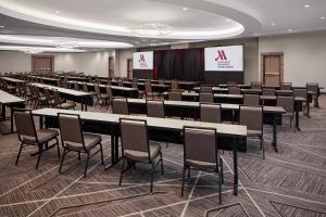 una sala de conferencias con mesas, sillas y una pantalla en Cincinnati Marriott at RiverCenter, en Covington