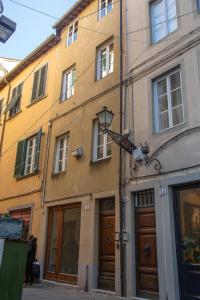 un bâtiment avec un panneau indiquant la rue devant lui dans l'établissement Oasi nel Cuore di Lucca, super centrale e luminoso, à Lucques