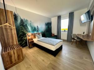 1 dormitorio con 1 cama y una gran pintura en la pared en AUSZEIT DAS HOTEL Asbach-Bäumenheim, en Asbach-Bäumenheim