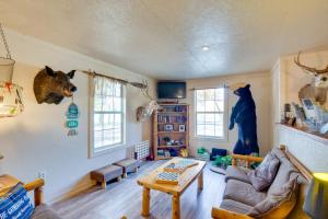 Posezení v ubytování Grill and Dock Access Waterfront Kerens Cabin