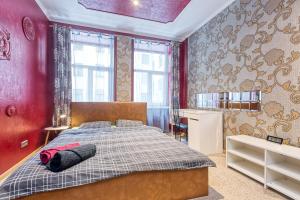 een slaapkamer met een bed en een rode muur bij Fancy private student's rooms in Rīga