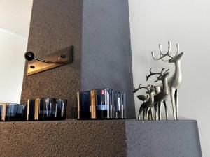 a clock and some deer figurines on a shelf at Villa Tykkylä Ruka in Kuusamo
