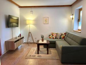 ein Wohnzimmer mit einem Sofa und einem Tisch in der Unterkunft Chalet Harmony Rogla - apartment in Zreče