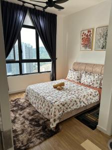 een slaapkamer met een bed met een teddybeer erop bij D' Residensy Homestay in Kuala Lumpur