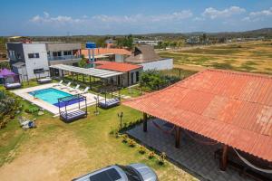 una vista aérea de una casa con piscina en Casa Bita Morales CASA 101, en Las Canoas