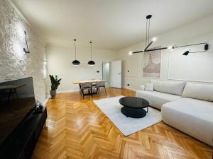 a living room with a white couch and a table at Apartement Starówka in Jelenia Góra