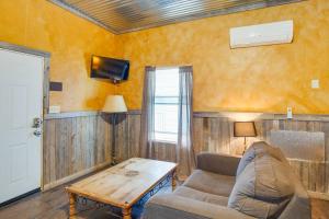 Φωτογραφία από το άλμπουμ του Community Pier Cozy Kerens Cabin! σε Kerens