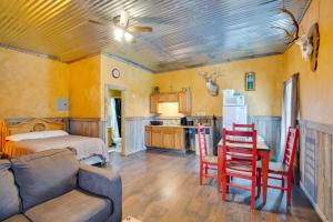Φωτογραφία από το άλμπουμ του Community Pier Cozy Kerens Cabin! σε Kerens