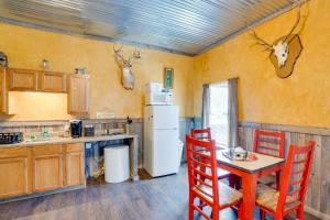 Φωτογραφία από το άλμπουμ του Community Pier Cozy Kerens Cabin! σε Kerens