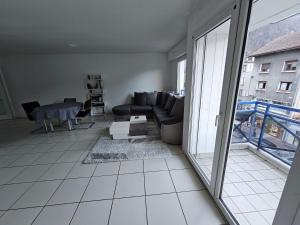 ein Wohnzimmer mit einem Sofa und einem Tisch in der Unterkunft Chambre centre ville de Cluses in Cluses