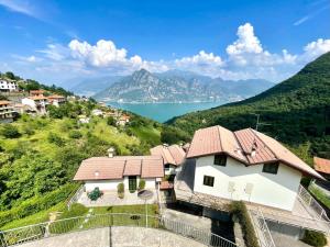 una casa en una colina con vistas a un lago en Soffio Di Rugiada - spacious terrace with Lake view, en Fonteno