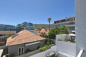 een uitzicht vanaf het balkon van een gebouw bij Modern Living Mountain&ocean View 100m To Beach in Kaapstad