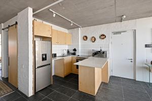 een keuken met een koelkast en een aanrecht bij Modern Living Mountain&ocean View 100m To Beach in Kaapstad