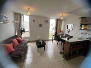 a living room with a couch and a table at Paraíso escondido in Cobán