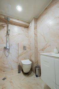 un baño con inodoro y ducha en Villa Green Magic, en Shipka 25 fotos más
