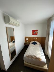 Un pat sau paturi într-o cameră la Businesshotel Lux