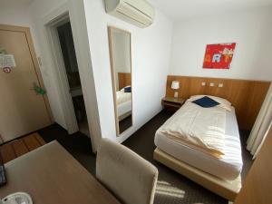 Un pat sau paturi într-o cameră la Businesshotel Lux
