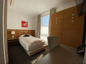 Un pat sau paturi într-o cameră la Businesshotel Lux