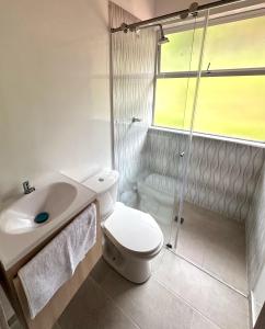 Kamar mandi di Casa de campo cerca a Medellín