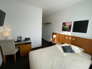 Un pat sau paturi într-o cameră la Businesshotel Lux