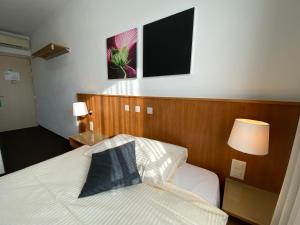 Un pat sau paturi într-o cameră la Businesshotel Lux