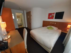 Un pat sau paturi într-o cameră la Businesshotel Lux