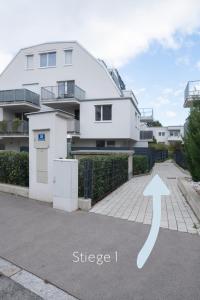 una casa blanca con una flecha apuntando a un lado en Modern apartment with private balcony near city center, en Viena