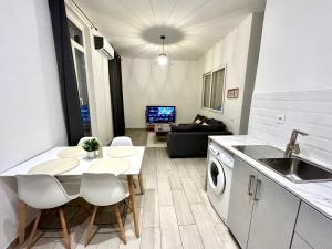 Kuchyňa alebo kuchynka v ubytovaní Lumineux 2 pièces - centre-ville climatisé - netflix prime canal - bien placé