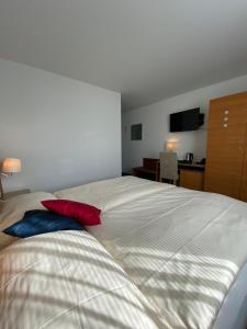 Un pat sau paturi într-o cameră la Businesshotel Lux