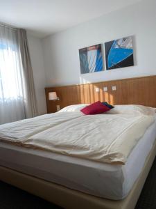 Un pat sau paturi într-o cameră la Businesshotel Lux