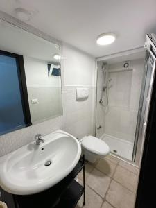 Koupelna v ubytování Angolo Vista Mare + 16 fotografií