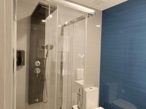 W łazience znajduje się przeszklony prysznic i toaleta. w obiekcie Garden House Fundão - Estúdio 101 com vista jardim w mieście Fundão