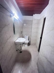 y baño con lavabo blanco y aseo. en Le Grace Annasalai en Chennai