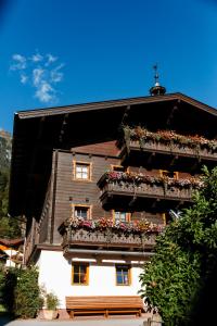 um edifício com caixas de flores ao lado em Tofererhof em Bad Hofgastein