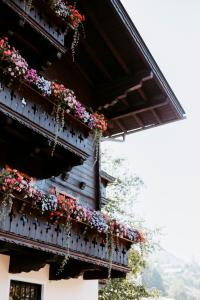 een gebouw met bloemen aan de zijkant bij Tofererhof in Bad Hofgastein