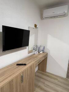 telewizor z płaskim ekranem na ścianie w pokoju w obiekcie Royal Stars Apartments w mieście Strumica